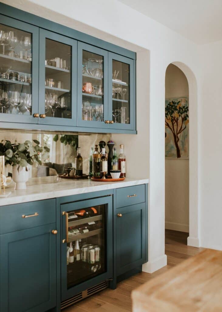 Kitchen cabinet with kitchenwares